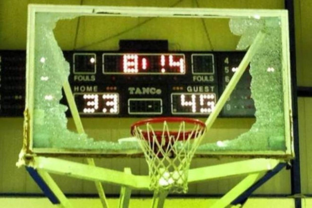 Απίστευτο: Έλληνας παίκτης σπάει ταμπλό με κάρφωμα