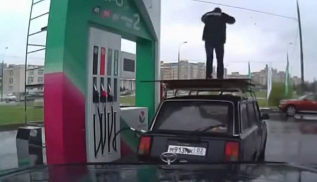 Τα τροχαία που κατέγραψαν οι κάμερες ασφαλείας στη Ρωσία (βίντεο)