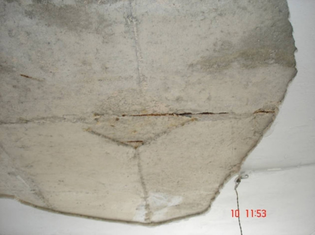 Σύρος: Σοβάς έπεσε πάνω σε μαθητή - Στο νοκοκομείο το παιδάκι