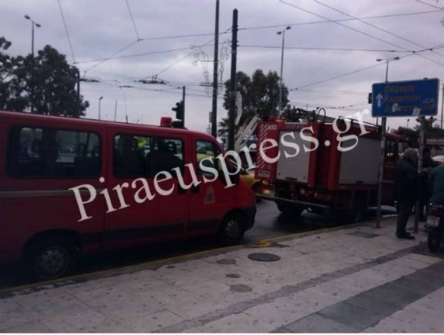 Πειραιάς:Προβλήματα από την κακοκαιρία-Έβρεξε...τέντες και πανό (Pics)