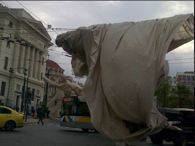 Πειραιάς: Πανό έφυγε από τον άερα και έπεσε πάνω σε καλώδια της ΔΕΗ