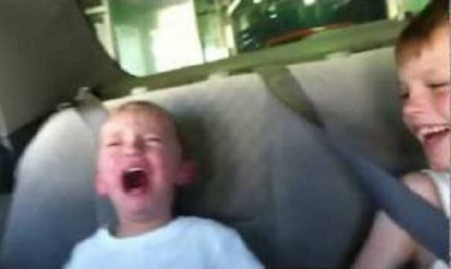 Δείτε πώς αντιδρούν τα παιδιά στο πρώτο πλύσιμο του αυτοκινήτου σας!