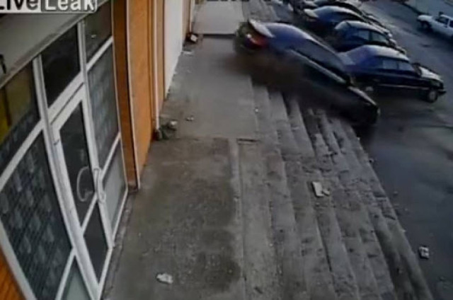 Πήγε να παρκάρει αλλά πήρε την όπισθεν λίγο απότομα... (βίντεο)