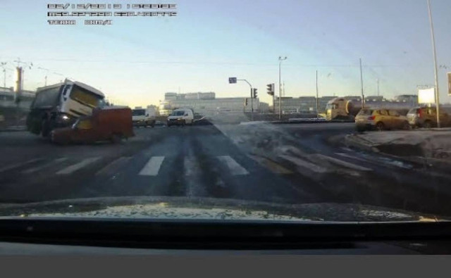 Τροχαίο... Δαβίδ εναντίον του Γολιάθ (βίντεο)