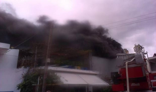 Πάτρα: Φωτιά σε σπίτι και αποθήκη με Χριστουγεννιάτικα