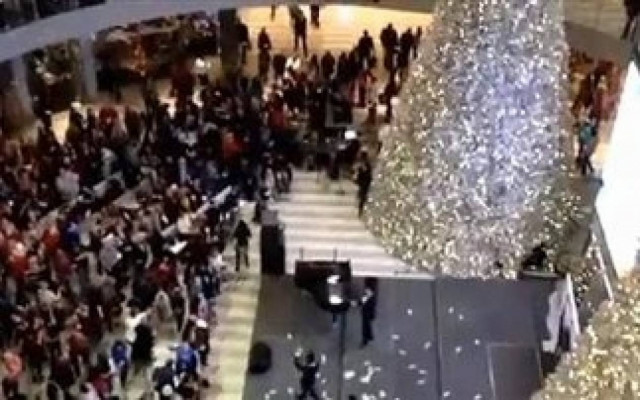 «Έβρεξε« χρήματα σε εμπορικό κέντρο στις ΗΠΑ