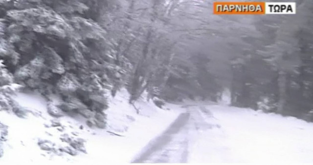 Βίντεο: Στα λευκά η Πάρνηθα