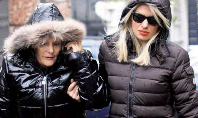 Ελένη Μενεγάκη: Με την μητέρα της στο αστυνομικό τμήμα