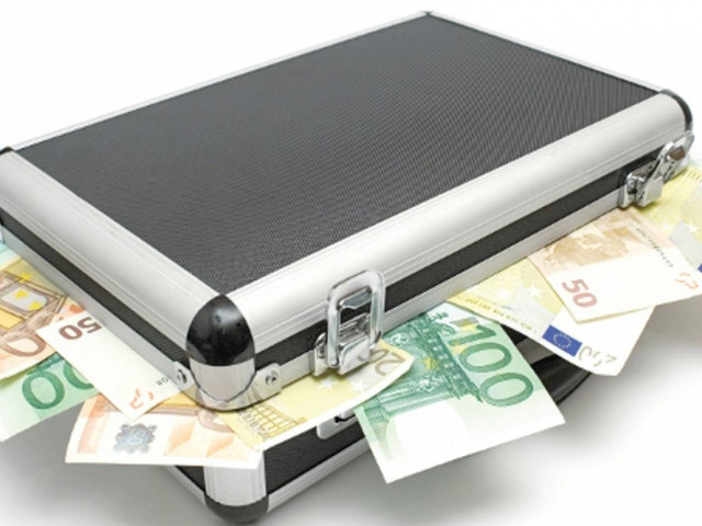 Εφοριακοί ξέχασαν να δηλώσουν βίλες, πολυτελή αυτοκίνητα και εμβάσματα