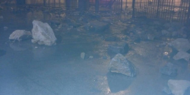 Κρήτη: Τα κύματα «έφεραν» πέτρες