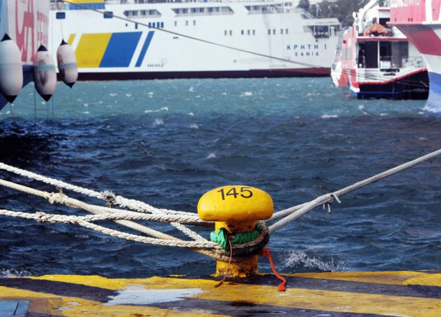 Δεμένα τα πλοία στα λιμάνια για δεύτερη μέρα