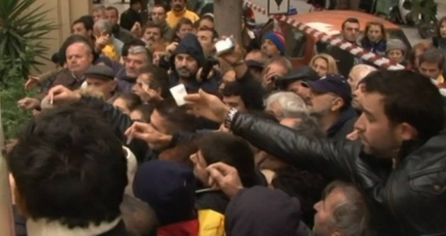 Ελλάδα 2013: Περιμένουν στο κρύο για μία σακούλα τρόφιμα (vid)