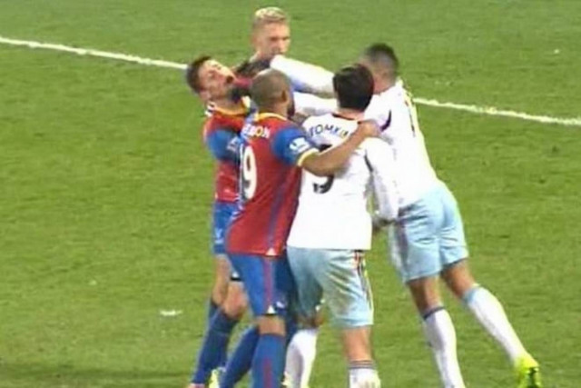 Εχασε η ομάδα του και έπαιξε... μπουνιές με αντίπαλο (video)