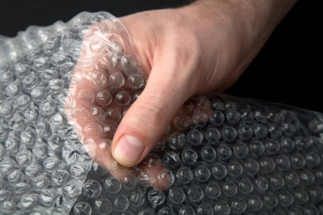 Σκάει bubble wrap με το ποδήλατο! (βίντεο)