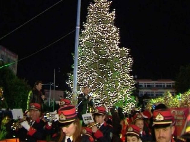 Άναψε το Χριστουγεννιάτικο δένδρο στη Λαμία