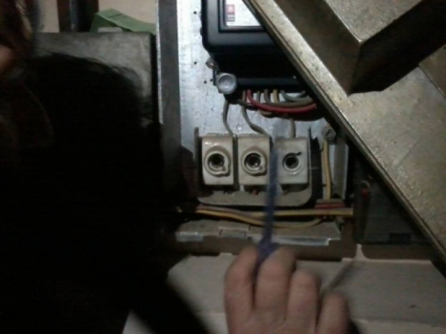 Bloomberg: Κλέβουν ρεύμα οι Έλληνες για να ζήσουν