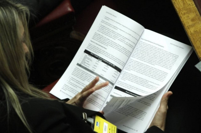 Γεμάτα βιβλία...τα έδρανα της Βουλής