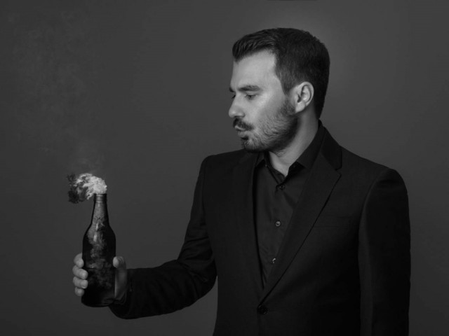 Ο Γραμματέας της ΝΔ με μολότοφ