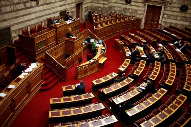 Πυρ ομαδόν στη Βουλή κατά Στουρνάρα