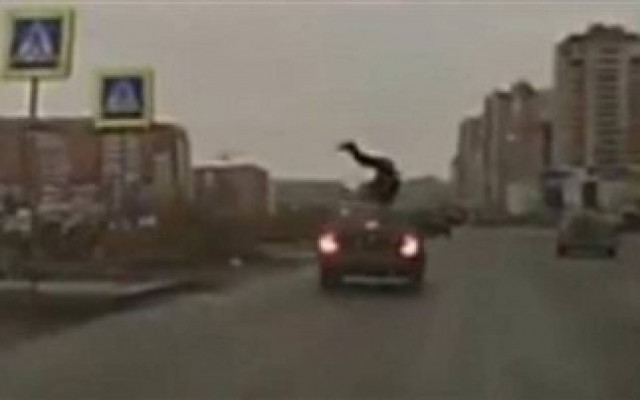 Βίντεο-ΣΟΚ: Αυτοκίνητο... εκτόξευσε πεζό!