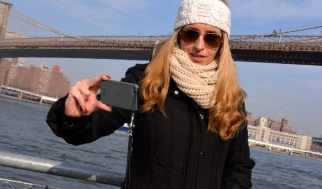 ΣΟΚ: Φωτογραφιζόταν χαμογελαστή με φόντο μια... απόπειρα αυτοκτονίας