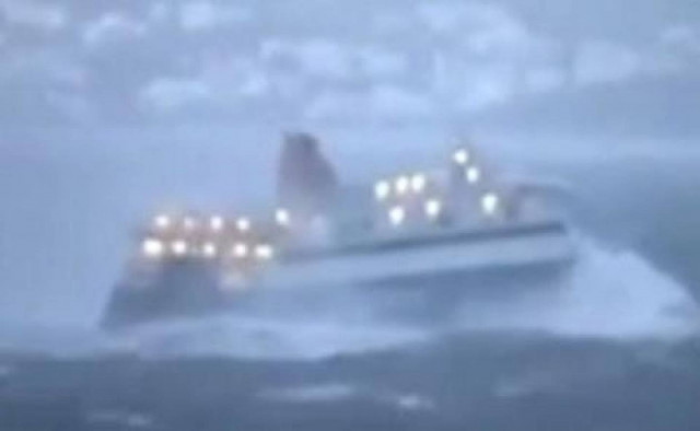 Απίστευτο βίντεο: Μάχη με τα κύματα ανοιχτά της Μυκόνου