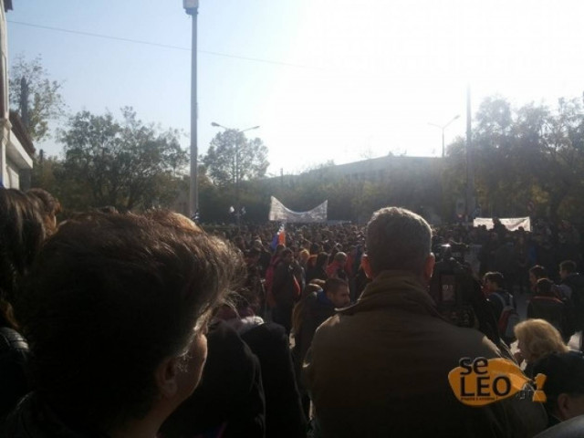 Χιλιάδες κόσμου αποχαιρέτησαν τη 13χρονη Σάρα (pics+vid)