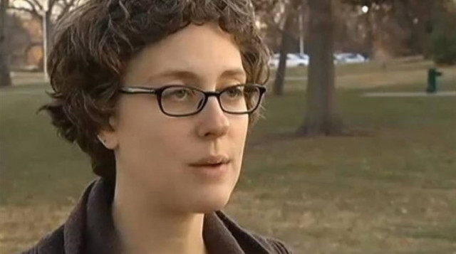 Κυνήγησε... τόπλες τον ματάκια που την βιντεοσκοπούσε