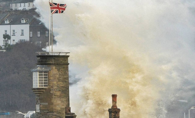 Χάος στη βορειοδυτική Ευρώπη έχει προκαλέσει η καταιγίδα Ξάβερ