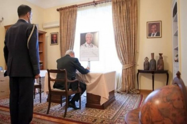 Ο Αβραμόπουλος υπέγραψε στο βιβλίο συλλυπητηρίων για τον Μαντέλα
