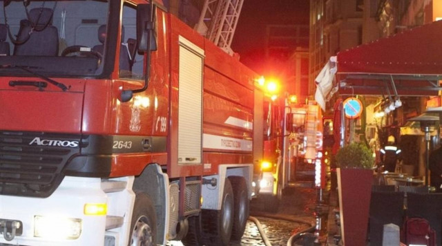 Ένας τραυματίας από φωτιά σε δώμα ξενοδοχείου στον Πειραιά