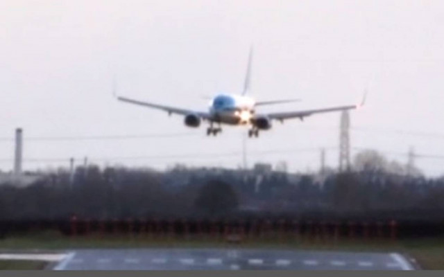 Βίντεο-ΣΟΚ: Ριψοκίνδυνες προσγειώσεις αεροπλάνων λόγω ανέμων