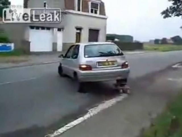 Όταν σκάσει το λάστιχο και δεν έχεις ρεζέρβα... Δεν πειράζει! (βίντεο)