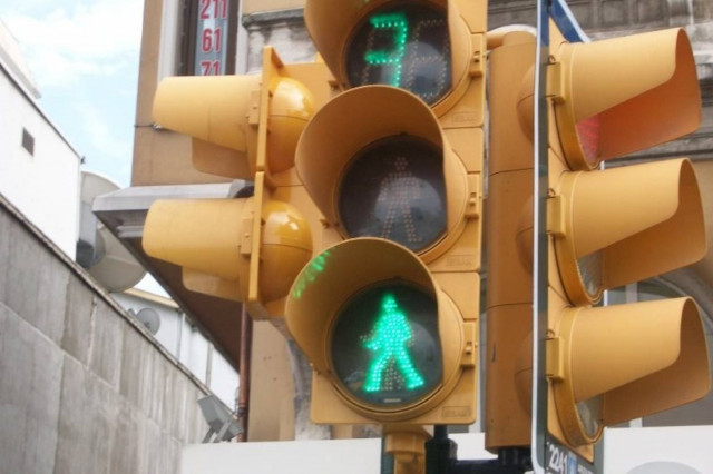 Φανάρια αντίστροφης μέτρησης στο κέντρο της Αθήνας (vid)