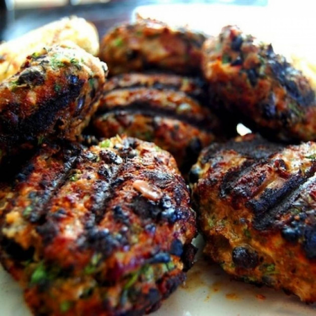 Πώς να φτιάξετε τέλεια μπιφτέκια χωρίς ψωμί