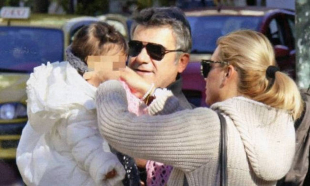 Αποστολάκης – Αναστασάκη: Βόλτα στο Κολωνάκι με την κόρη τους!