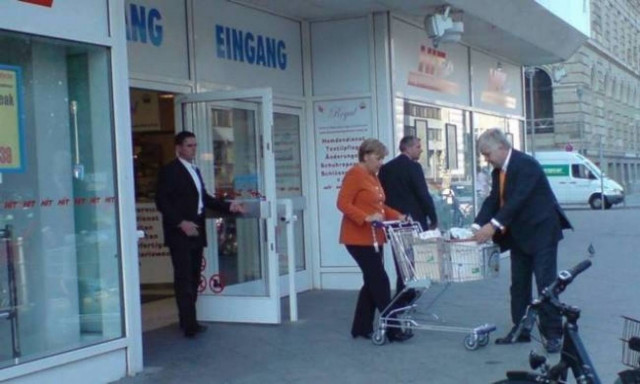 Μέρκελ: Είναι κεφάτη γυρίζει από το... σούπερ μάρκετ