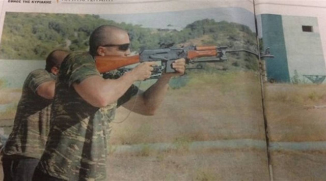 Σάλος με τον Κασιδιάρη: Δείτε τον να κρατά καλάσνικοφ και να στοχεύει!