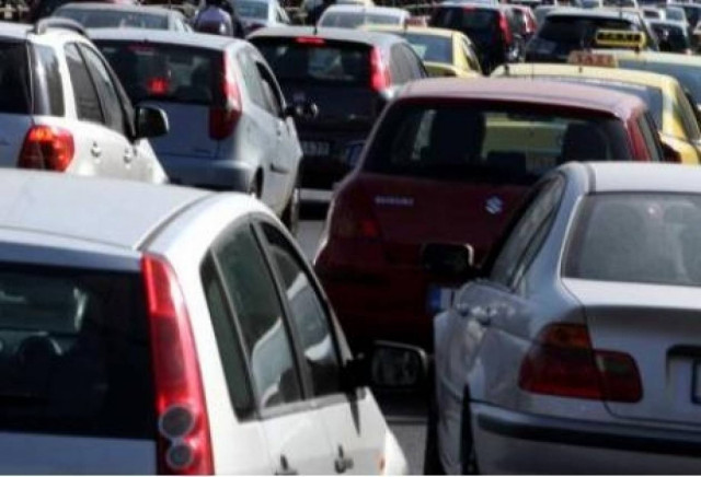 Πάτρα: «Έσκασε» Η Αγίου Ανδρέου από τις διπλοσταθμεύσεις