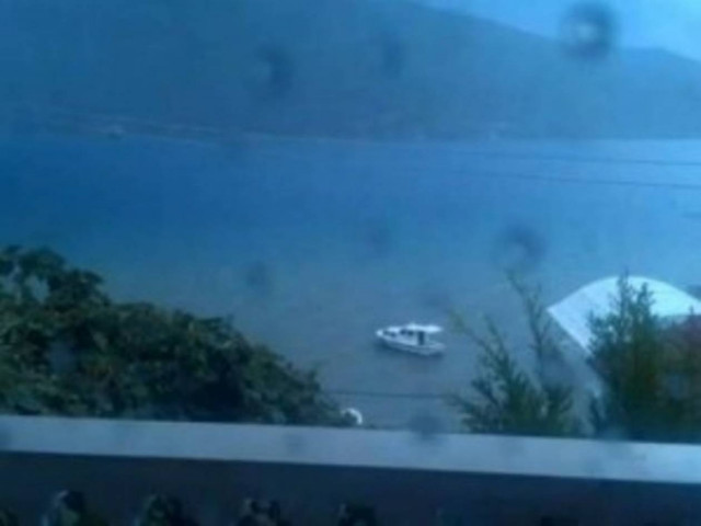 Δείτε τι γίνεται όταν κεραυνός πέφτει στη θάλασσα! (vid)