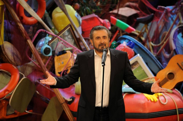 Τα ΜΑΤ «κύκλωσαν» τον Λαζόπουλο ( photo)