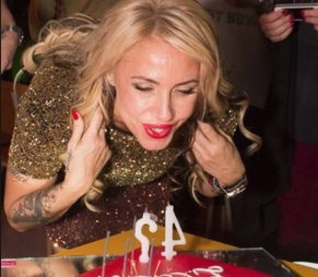 Την αναγνωρίζετε; Αυτή είναι η σούπερ σέξι ανηψιά της Βουγιουκλάκη!