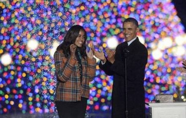 Ο Ομπάμα άναψε το  χριστουγεννιάτικο δέντρο στον Λευκό Οίκο