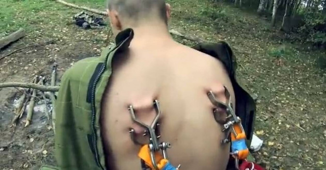 Βίντεο σοκ με Ρώσους άλτες που χρησιμοποιούν γάντζους στην πλάτη!