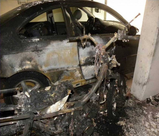 Πήγε να κλέψει μοτοσικλέτα …και έβαλε φωτιά σε 4 οχήματα