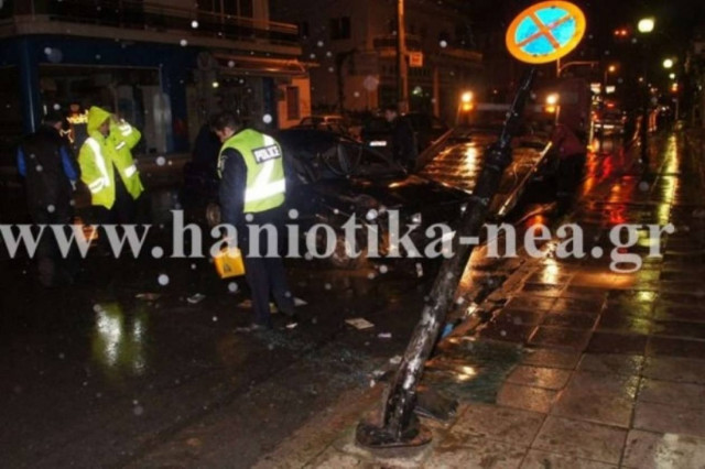 Αυτοκίνητο έπεσε σε στύλο της ΔΕΗ