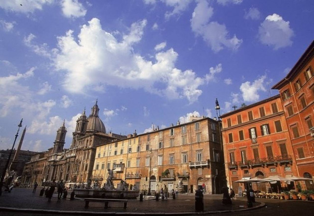 Ελέφαντας κυκλοφορεί ανενόχλητος στους δρόμους της Ρώμης