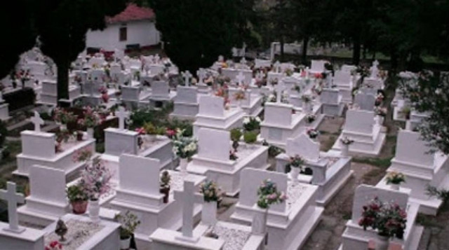 Απόλυτος τρόμος στην Ξάνθη: Την είχαν κλειδώσει στο νεκροταφείο