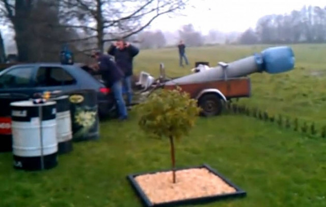 Ποτέ μην παίζεις με το κανόνι σου κοντά σε σπίτι (βίντεο)