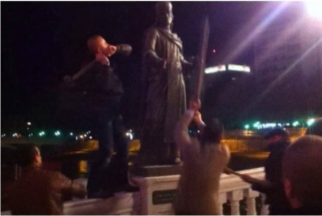 Αλβανοί διανοούμενοι Σκοπίων: Μας προσβάλει το άγαλμα του Ντούσαν